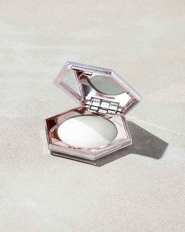 Fenty Beauty - Diamond Bomb All-Over Mini Highlighter - How Many Carats?! — image 1 — Meeshop Pakistan